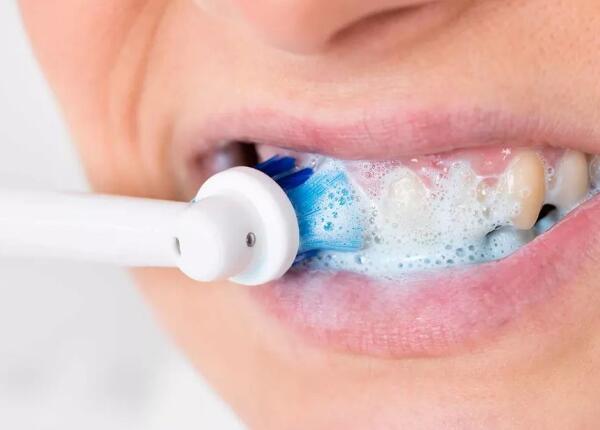 怎樣用電動牙刷刷牙？掌握“巴氏刷牙法”，清潔效果更佳！