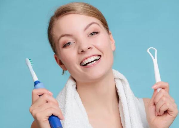 電動牙刷怎么刷舌頭？兩分鐘教你學會用電動牙刷刷牙