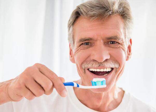 老年人適合用聲波電動(dòng)牙刷嗎？聲波牙刷的三大適用人群