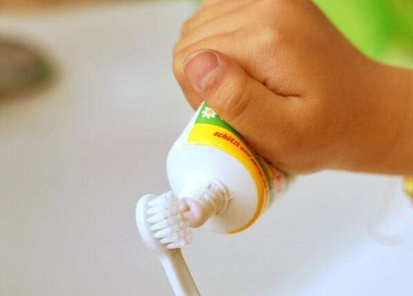 兒童聲波電動(dòng)牙刷使用方法：兒童聲波牙刷怎么用