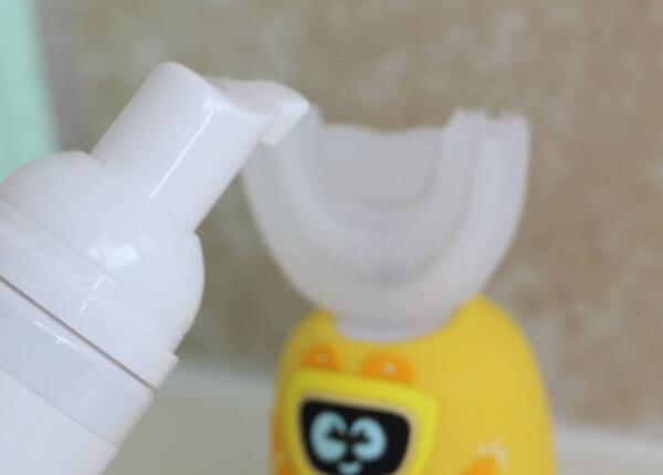 正確u型兒童電動(dòng)牙刷上牙膏操作