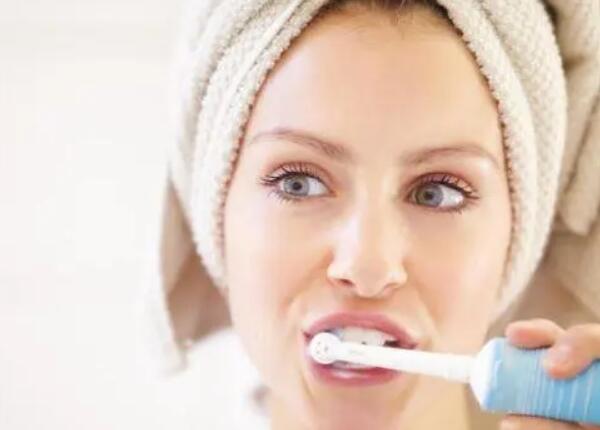 電動(dòng)牙刷當(dāng)手動(dòng)刷干凈嗎？怎么用？