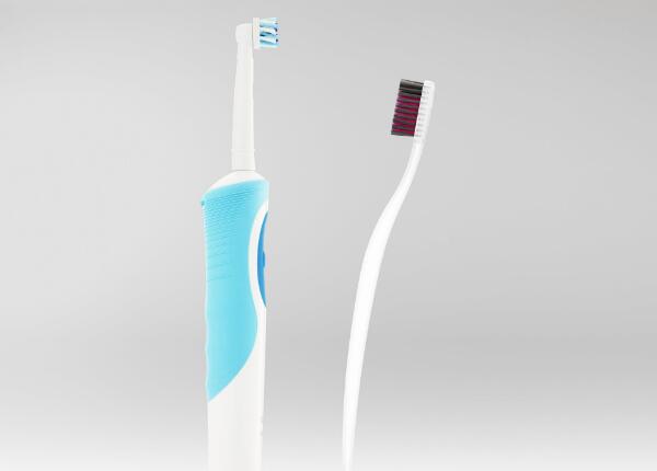 電動(dòng)牙刷vs手動(dòng)牙刷：哪種刷得更干凈？正確使用方法詳解！