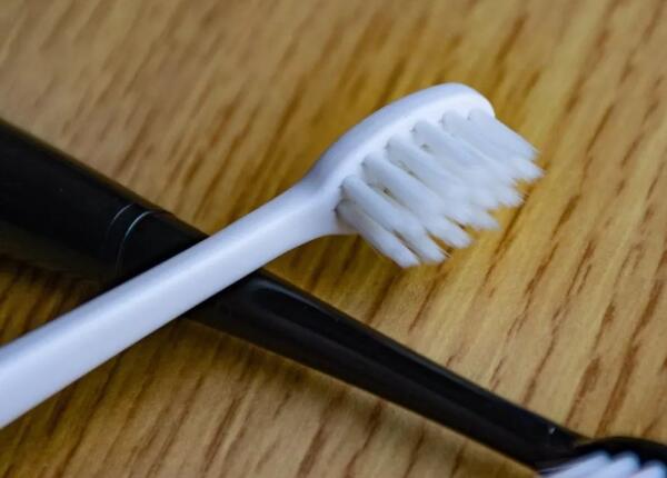 為什么明星都用手動牙刷？原來，手動牙刷竟有這般優(yōu)勢