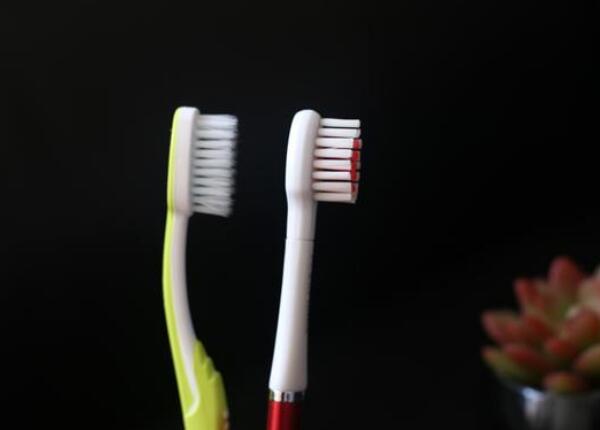 手動牙刷怎么選刷毛？選擇正確刷毛類型，實現(xiàn)有效清潔