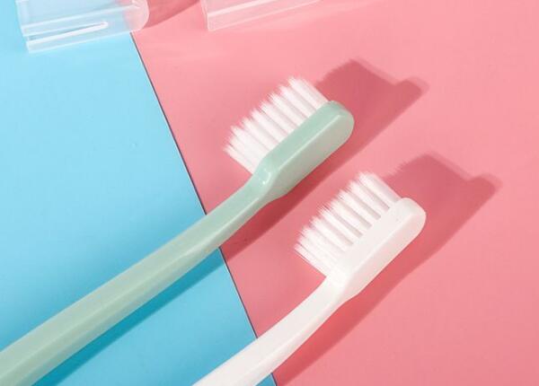 成人用哪種類型的牙刷好？探尋適合您的牙齒保健伴侶！