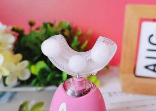 硅膠u型兒童牙刷怎么刷牙？媽媽看完更安心！