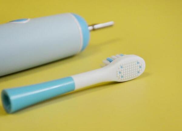 兩歲寶寶怎么用電動(dòng)牙刷？?jī)蓺q寶寶正確使用電動(dòng)牙刷要點(diǎn)