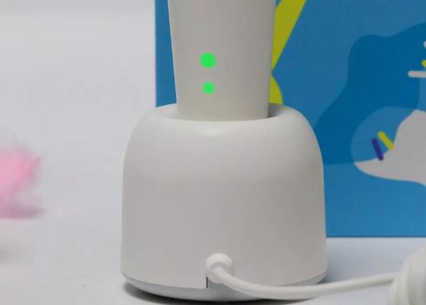 初次使用電動(dòng)牙刷充電具體步驟 初次使用電動(dòng)牙刷充電步驟